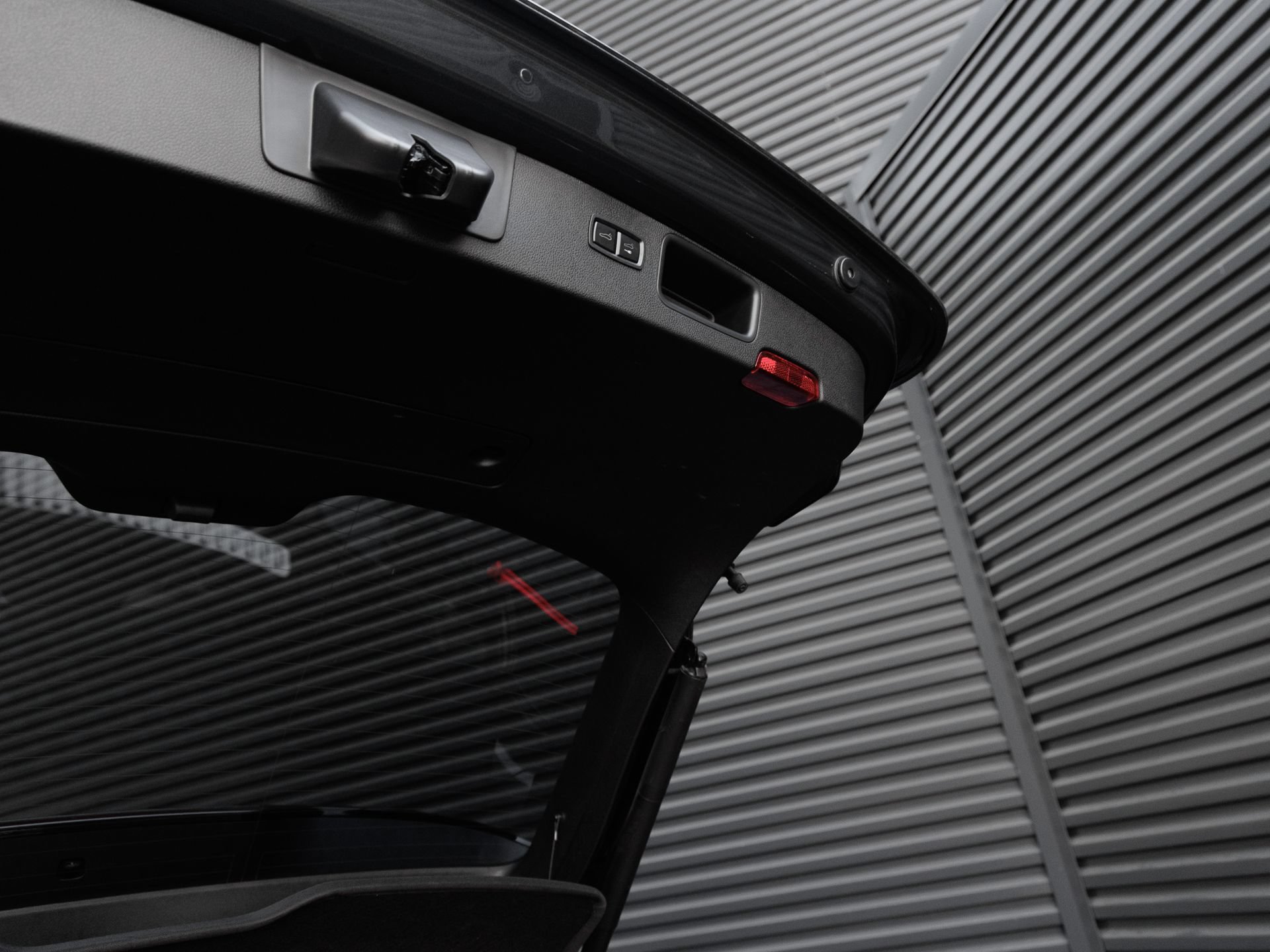 Certified 2023 Porsche Macan S AWD/4WD image 29