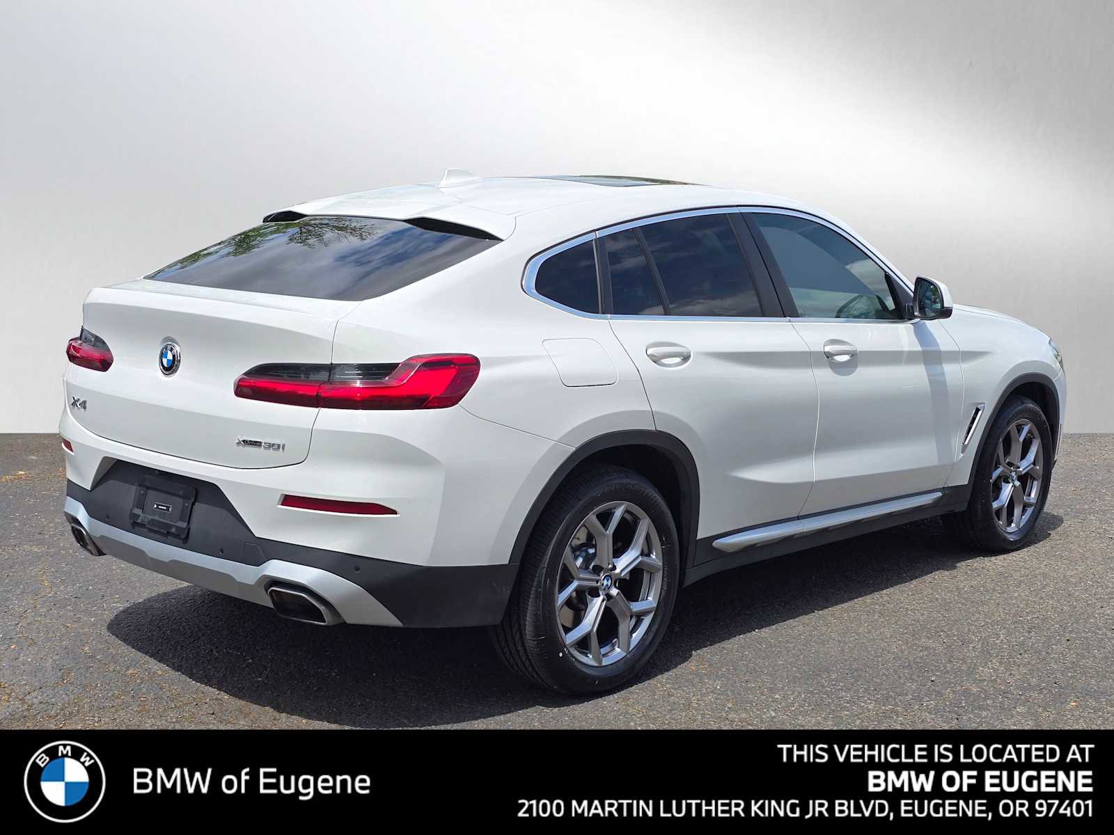 Used 2025 BMW X4 xDrive30i AWD/4WD image 3
