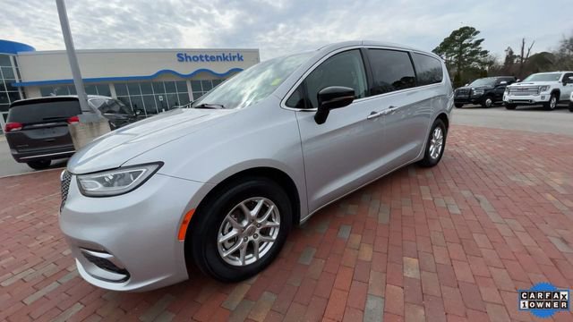 Used 2024 Chrysler Pacifica Touring-L image 5