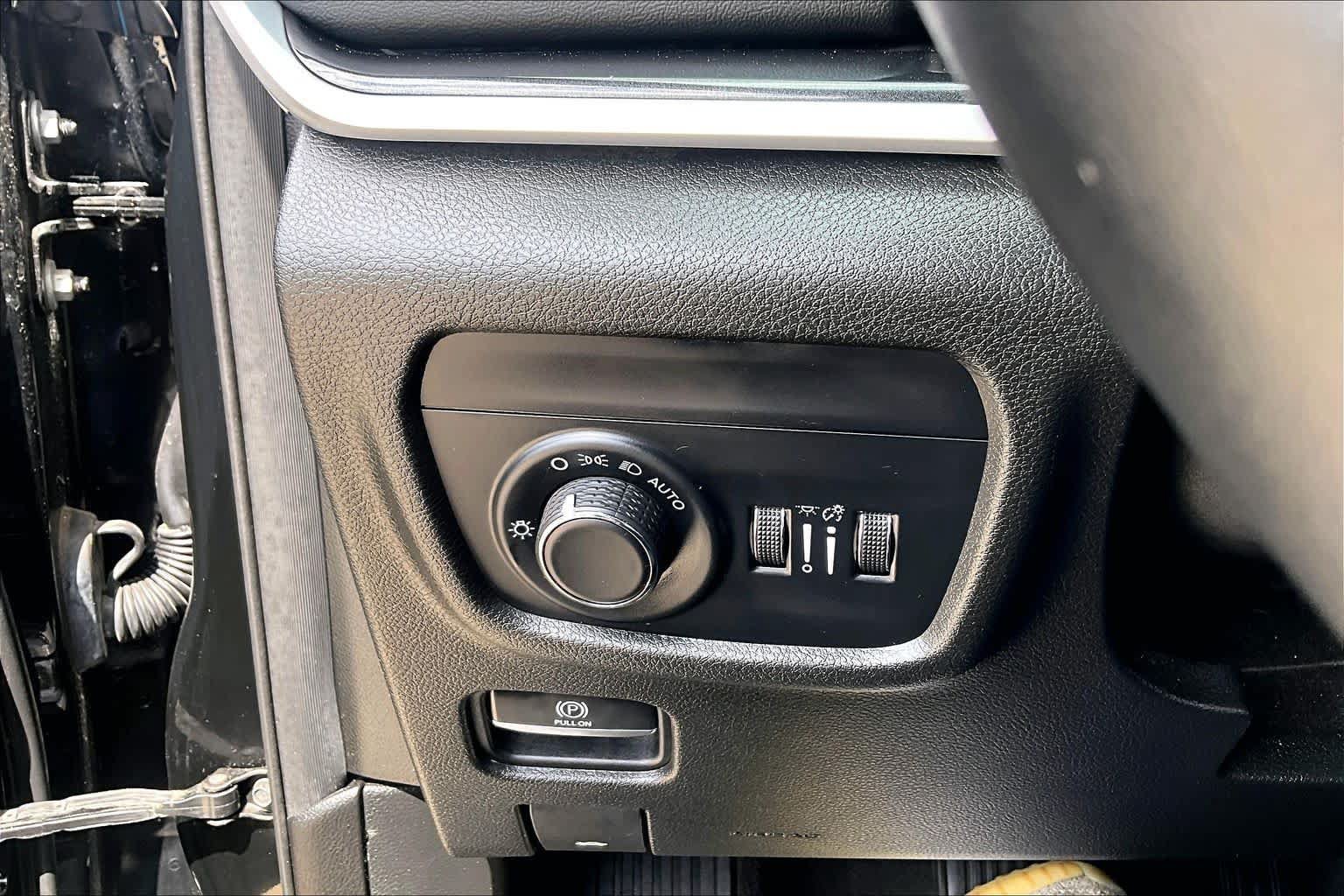 Used 2022 Jeep Grand Cherokee Laredo w/ Luxury Tech Group I AWD/4WD image 36