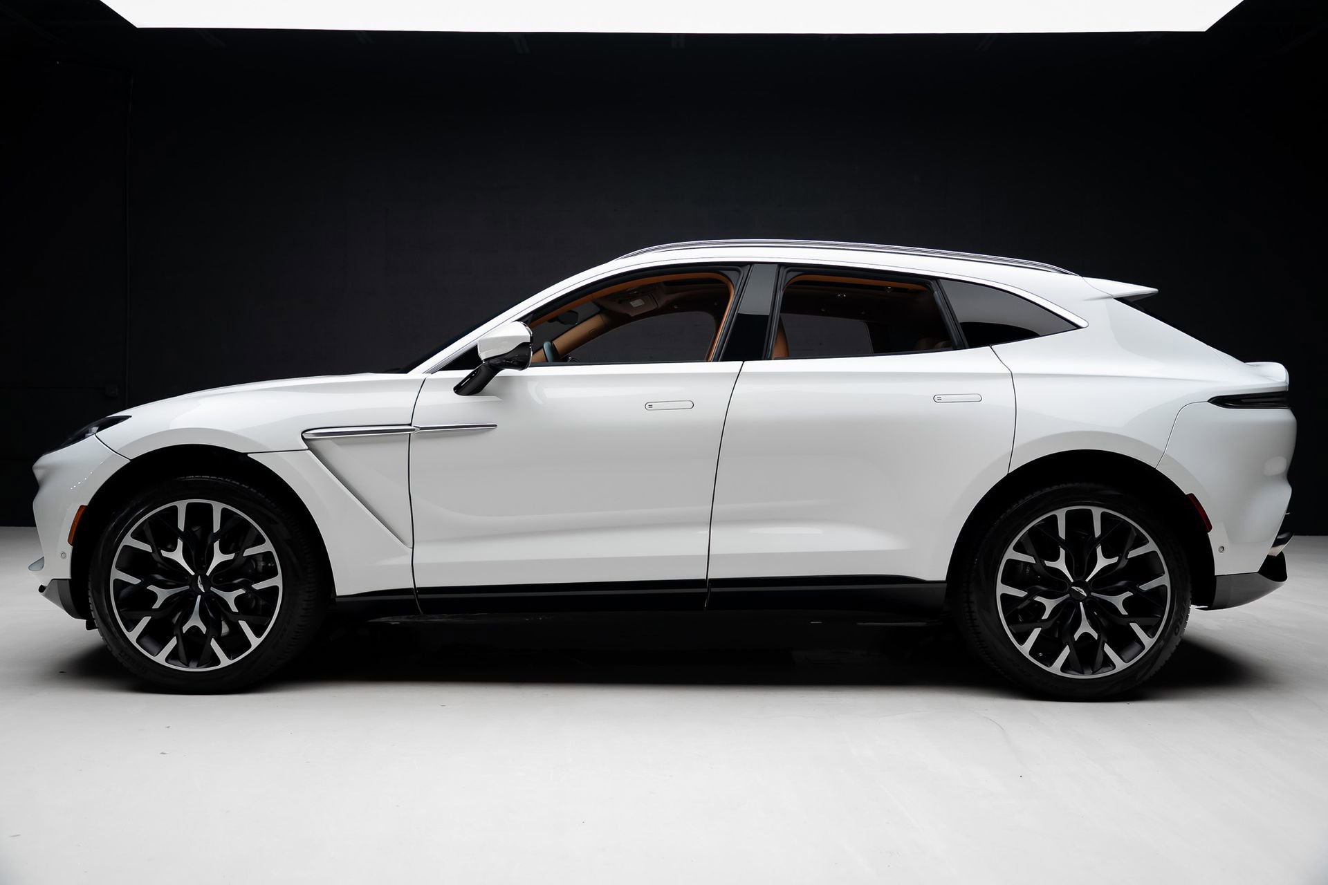 Used 2023 Aston Martin DBX AWD/4WD image 17