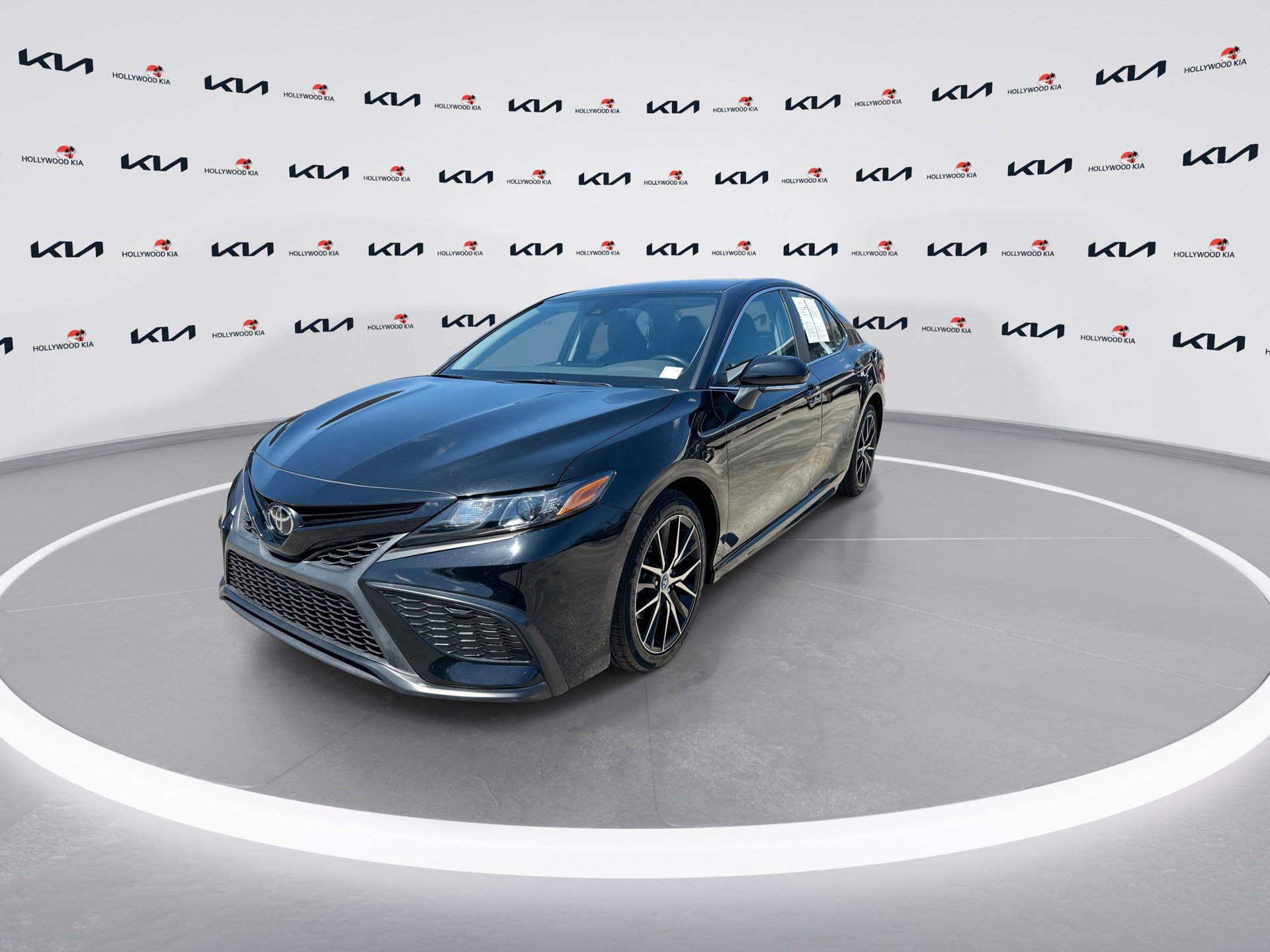 Used 2023 Toyota Camry SE image 4