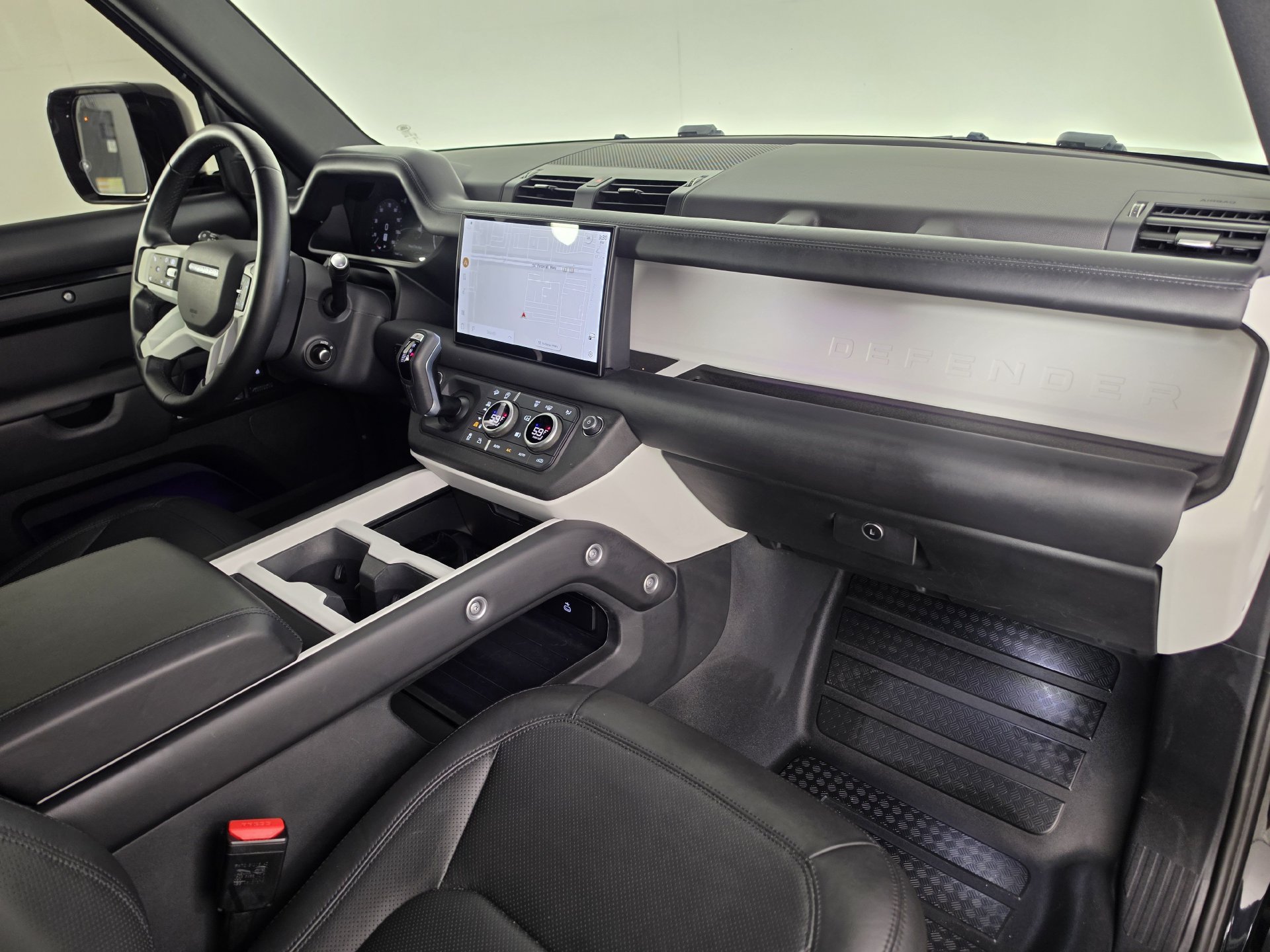Used 2025 Land Rover Defender 130 X-Dynamic SE AWD/4WD image 31