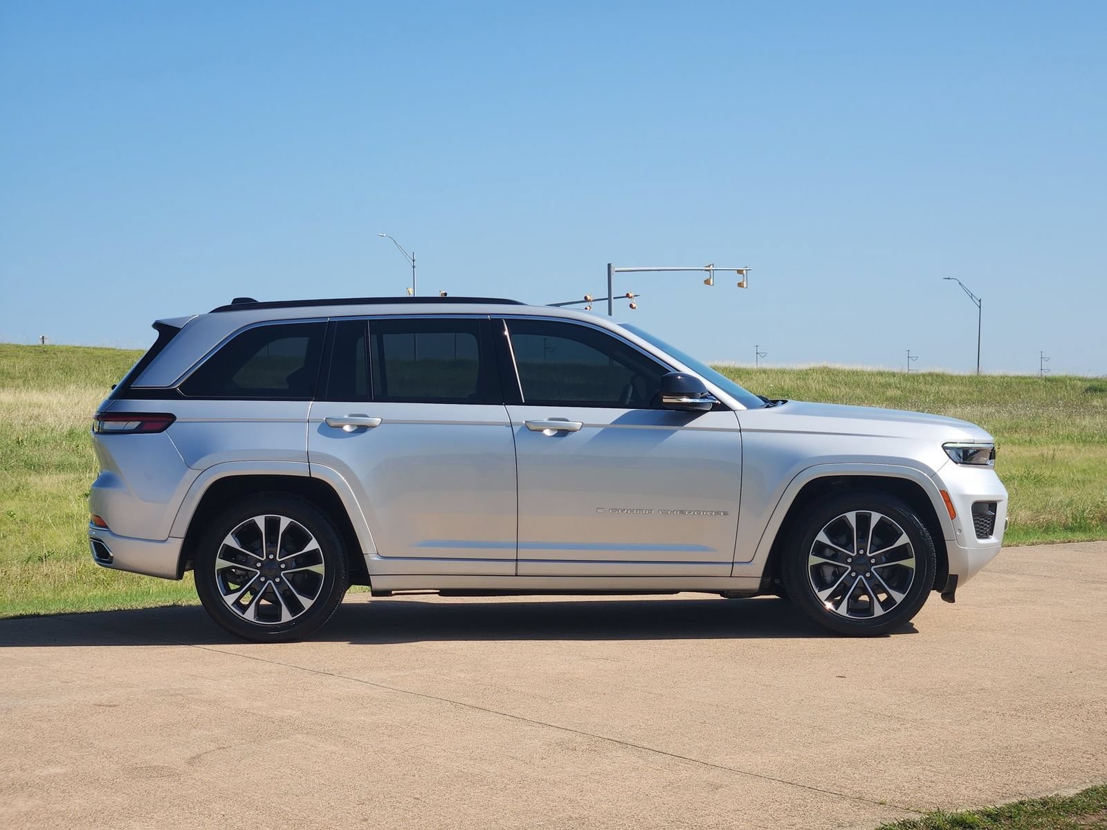 Used 2024 Jeep Grand Cherokee Overland AWD/4WD image 7