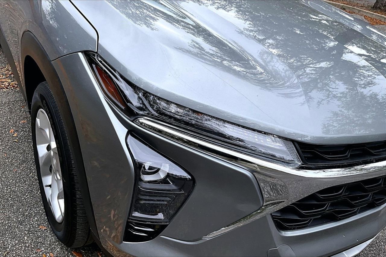 Used 2024 Chevrolet Trax LS w/ LS Convenience Package FWD image 29