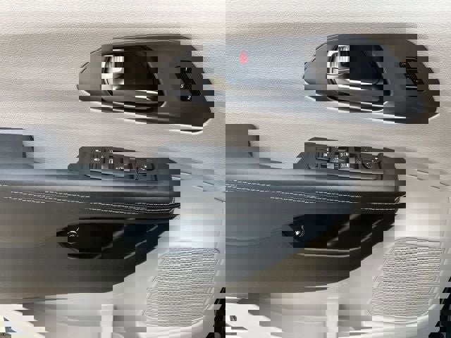 Used 2023 Chrysler Pacifica Touring-L image 40