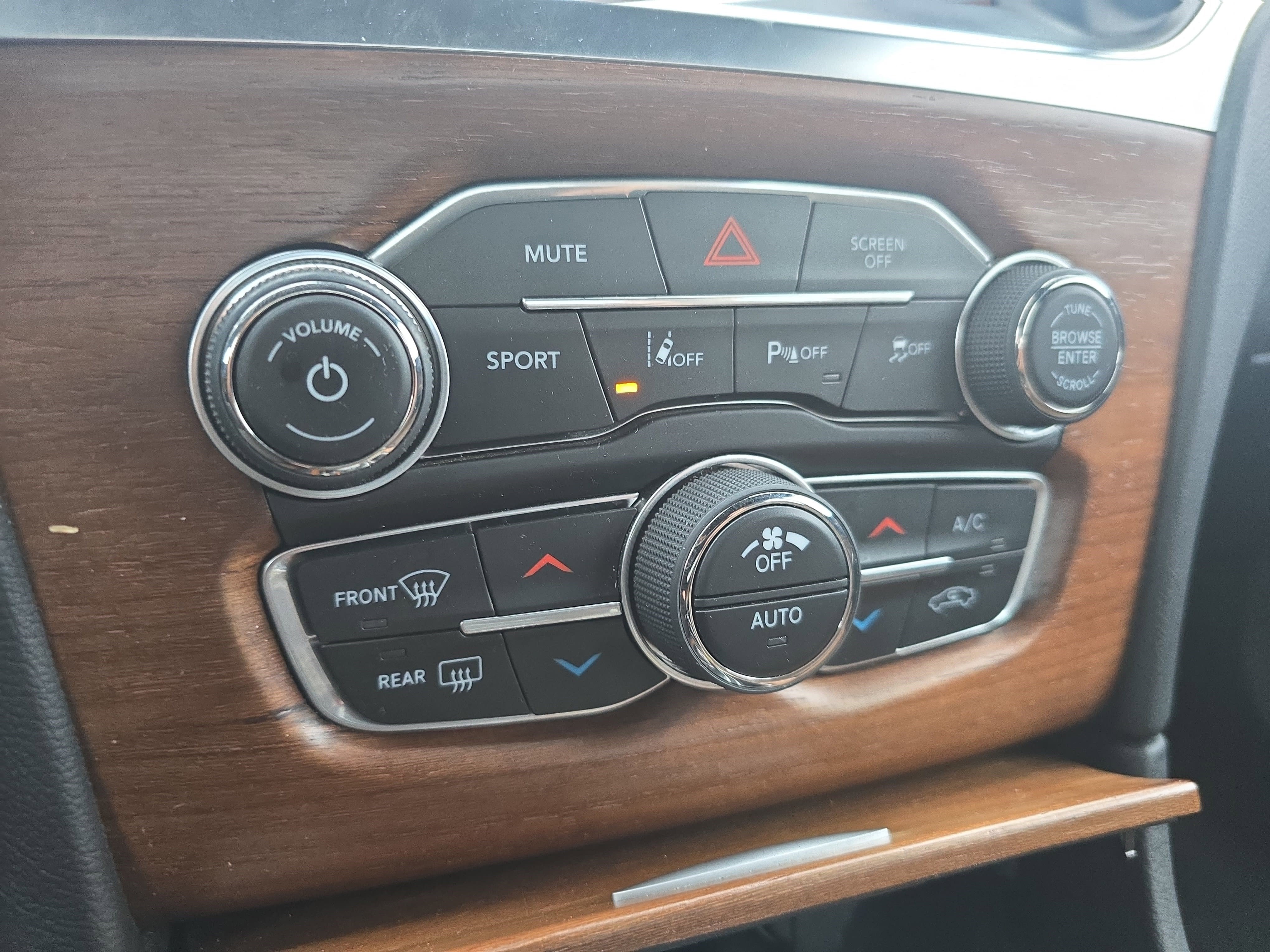 Used 2018 Chrysler 300 C w/ Safetytec Plus Group RWD image 23