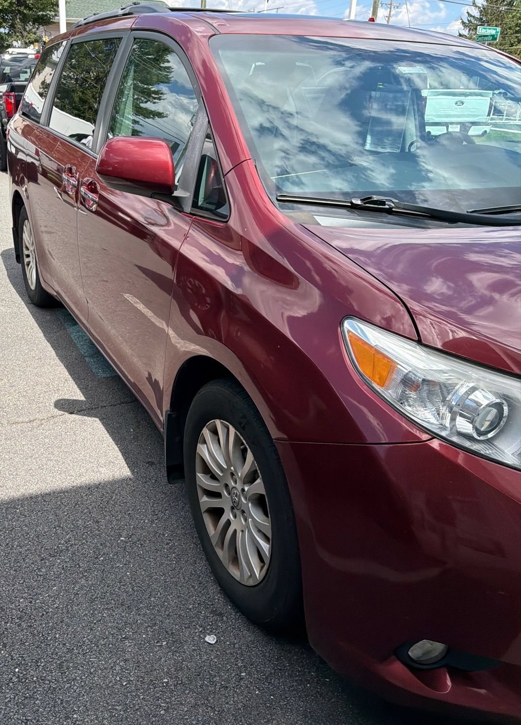 Used 2015 Toyota Sienna XLE w/ XLE Navigation Package FWD image 3
