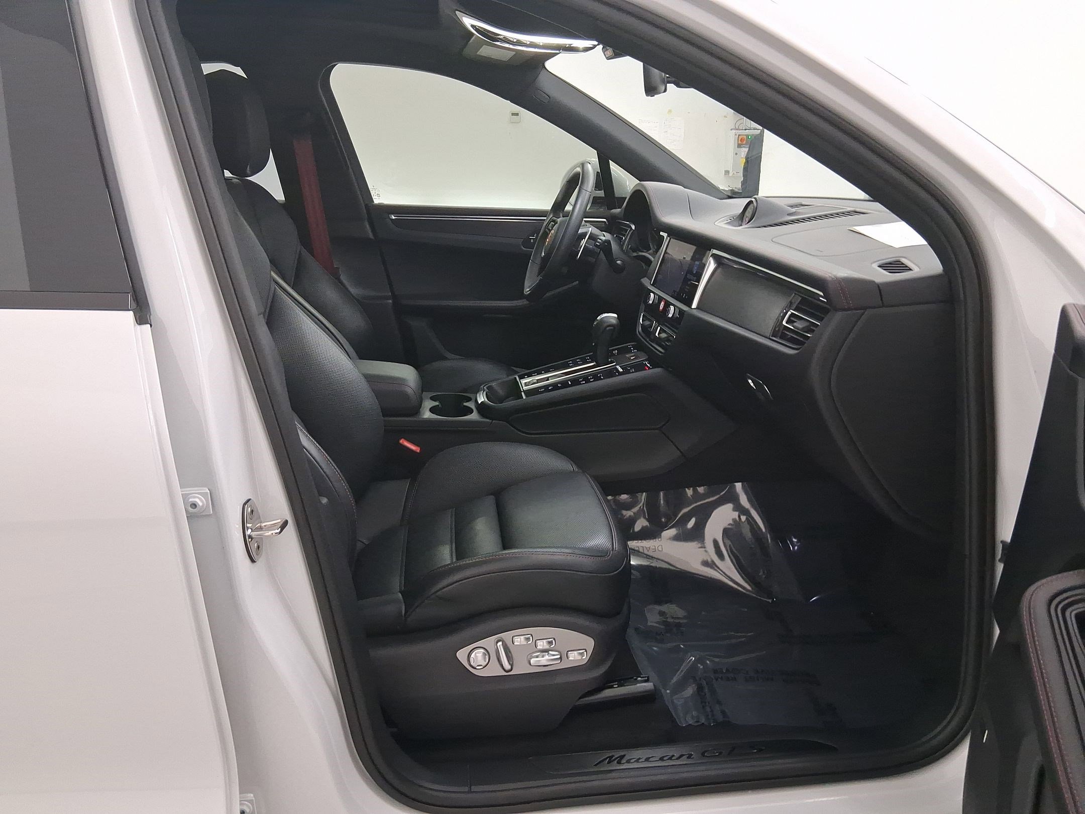 Certified 2025 Porsche Macan GTS image 39