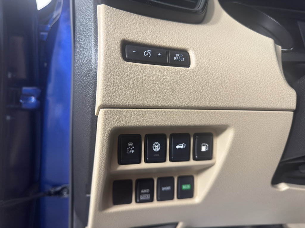 Used 2020 Nissan Rogue SV AWD/4WD image 17