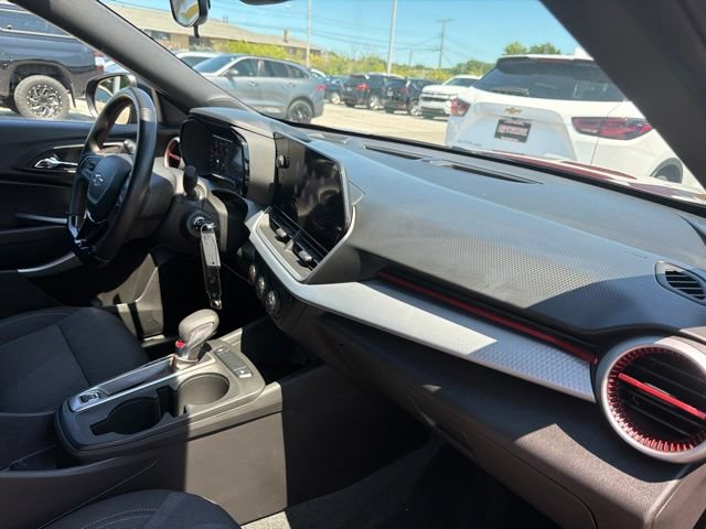 Used 2024 Chevrolet Trax RS w/ Sunroof Package FWD image 22