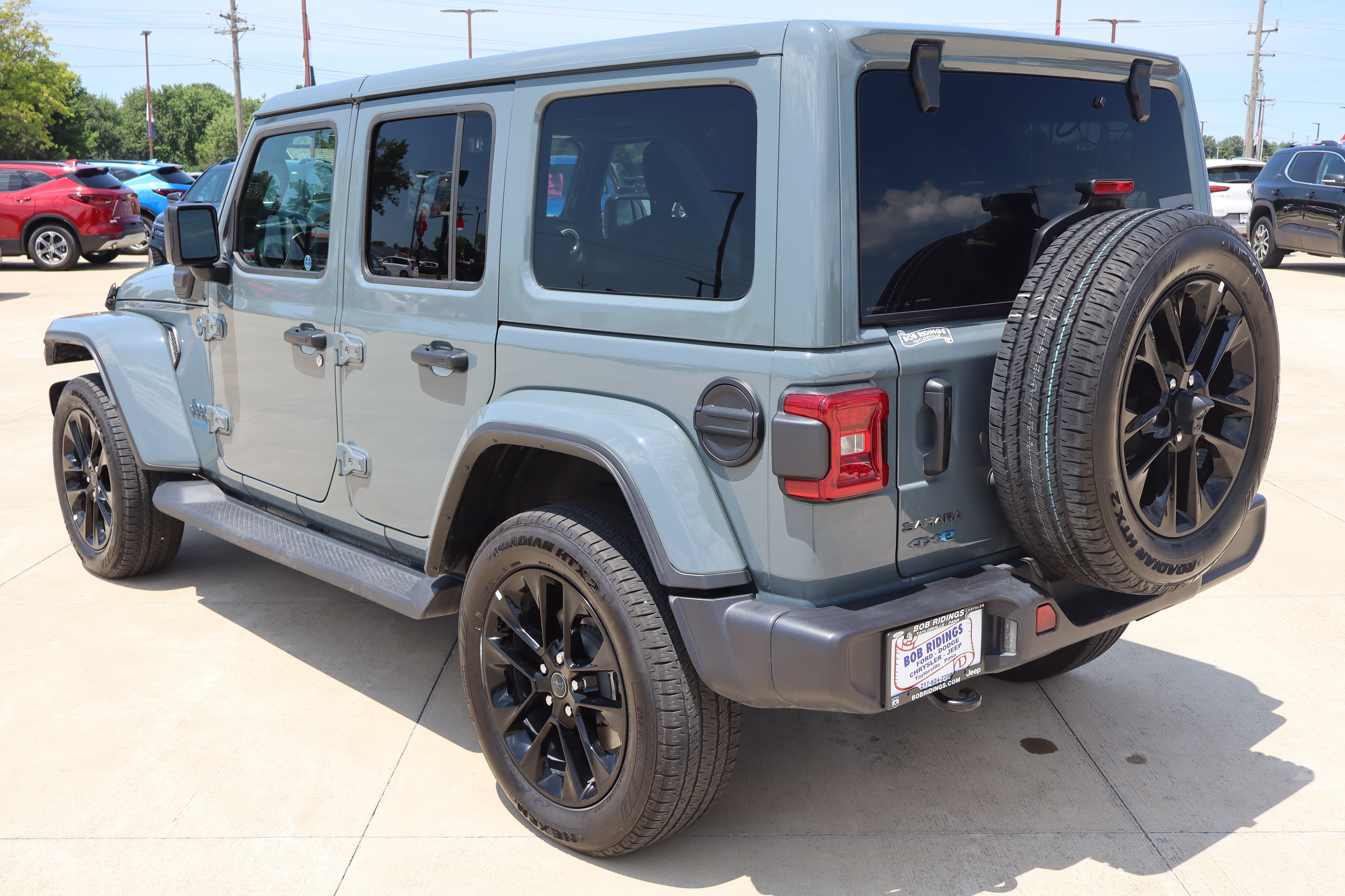 Used 2025 Jeep Wrangler Unlimited Sahara AWD/4WD image 7