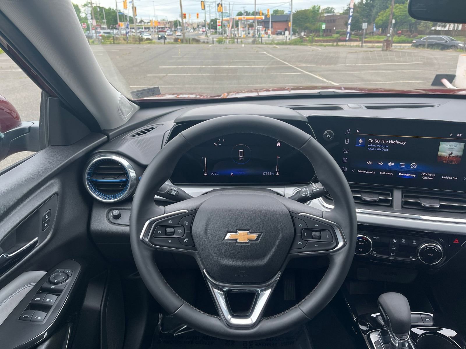 Used 2025 Chevrolet Trax LT w/ LT Convenience Package FWD image 32