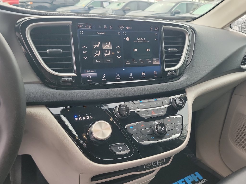 Used 2024 Chrysler Pacifica Touring-L FWD image 34