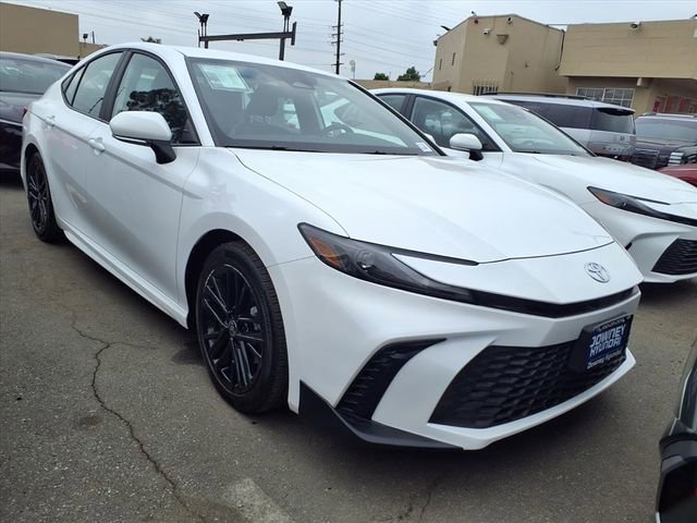 Used 2025 Toyota Camry SE image 2