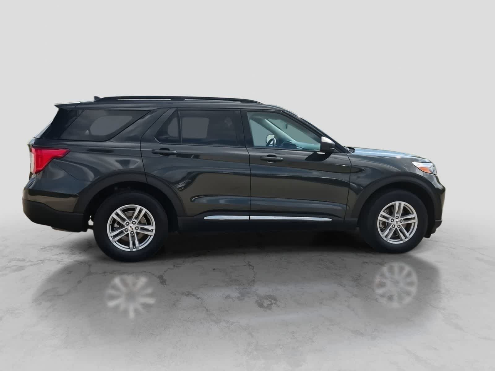 Used 2023 Ford Explorer XLT AWD/4WD image 9
