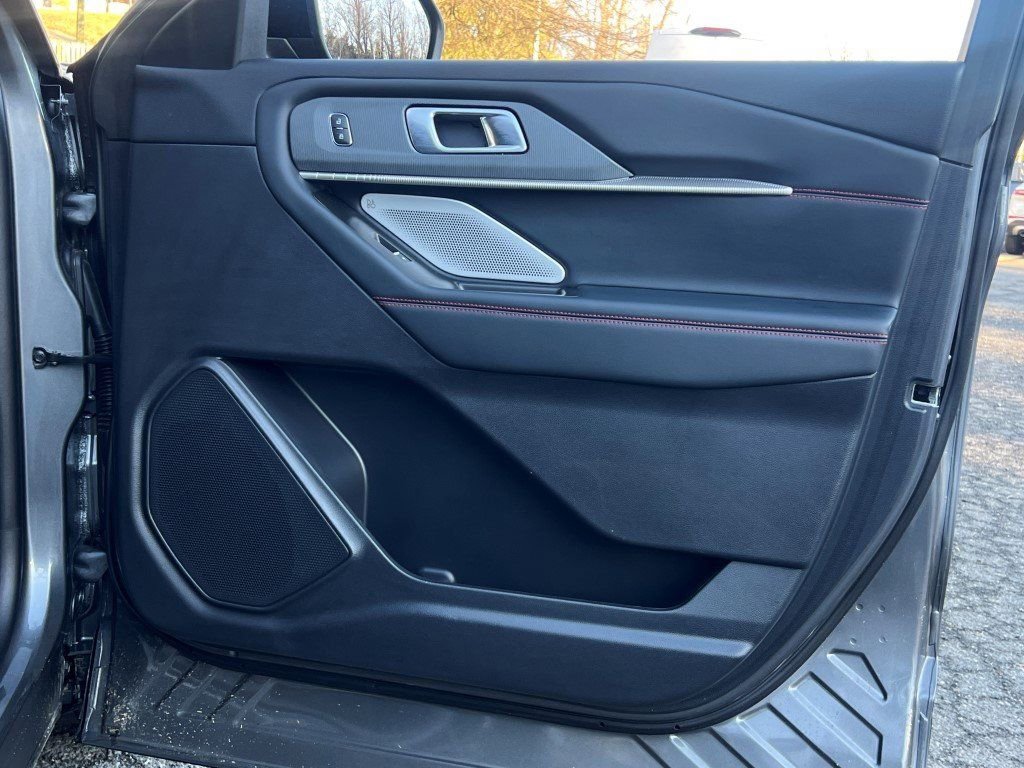 Used 2025 Ford Explorer ST image 9