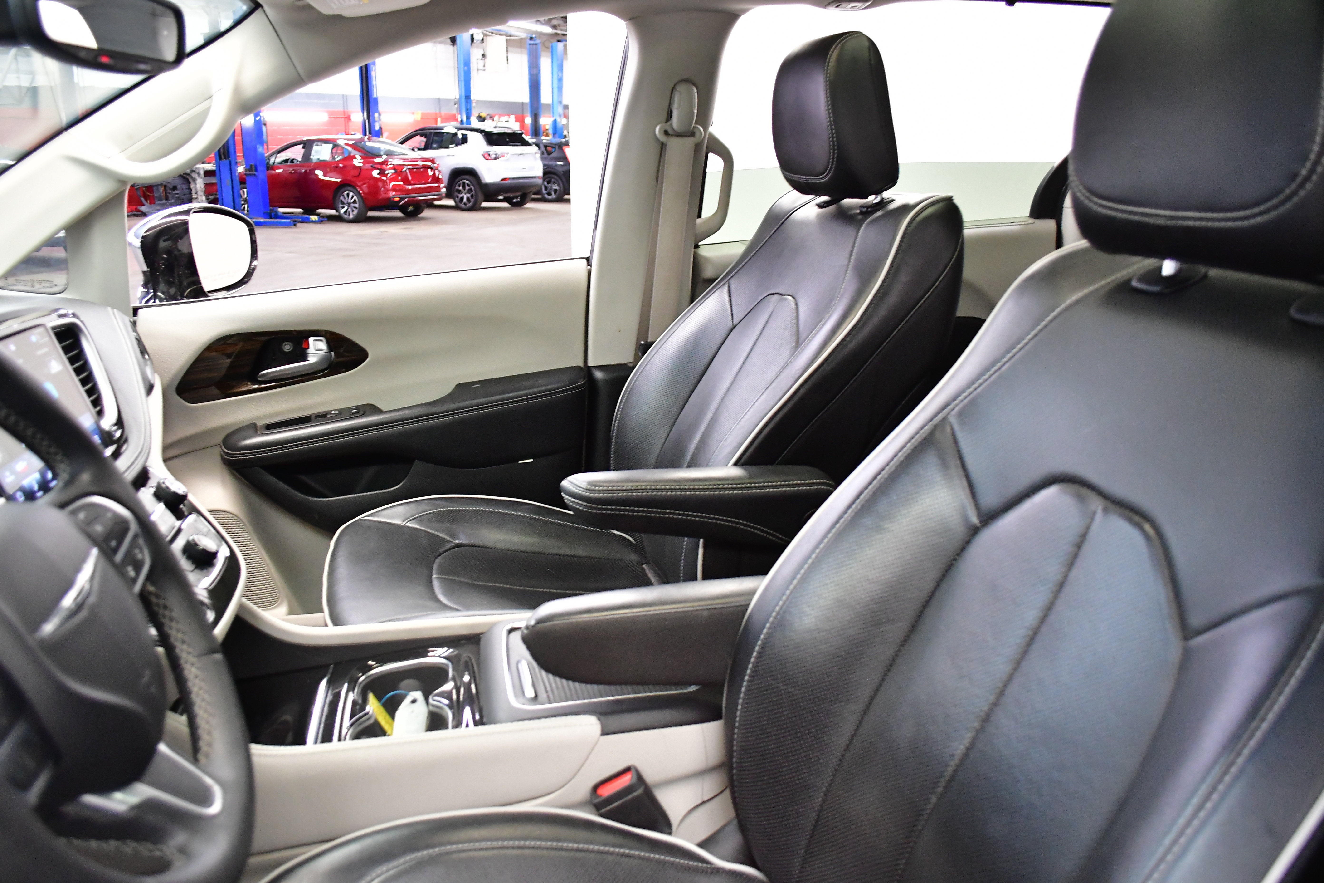 Used 2023 Chrysler Pacifica Limited FWD image 10