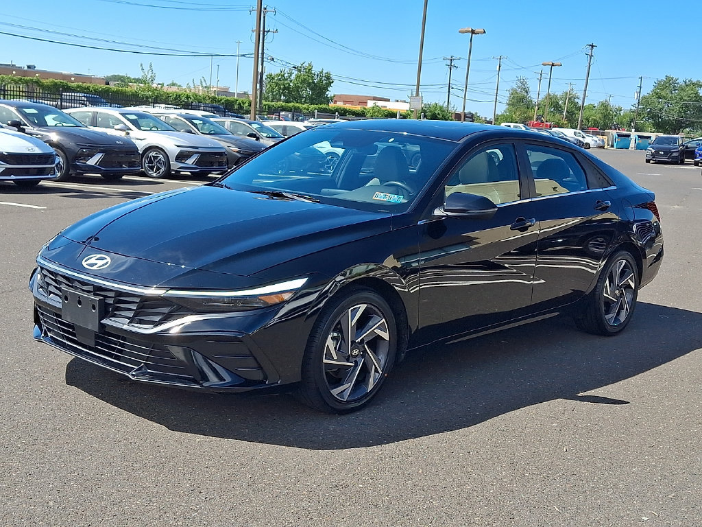 Certified 2025 Hyundai Elantra Limited FWD image 4