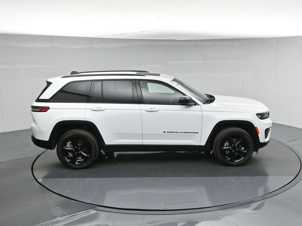 Used 2023 Jeep Grand Cherokee Laredo AWD/4WD image 43