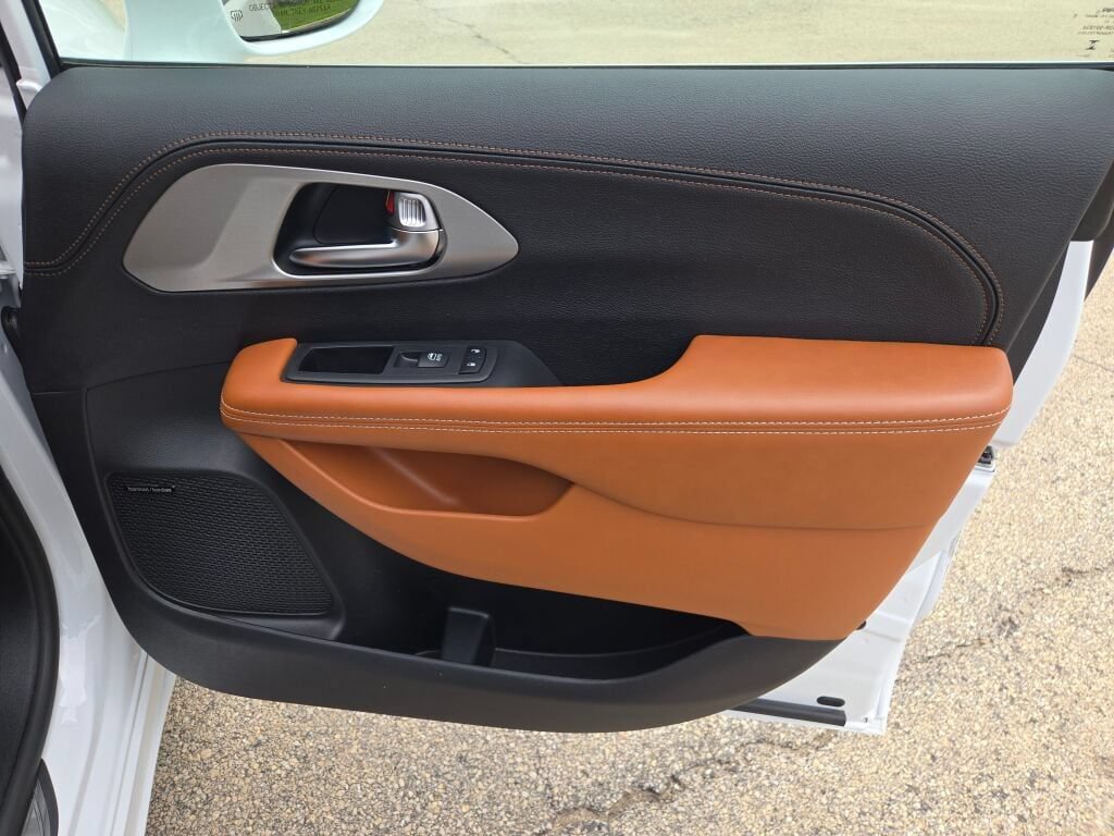 Certified 2024 Chrysler Pacifica Pinnacle FWD image 5