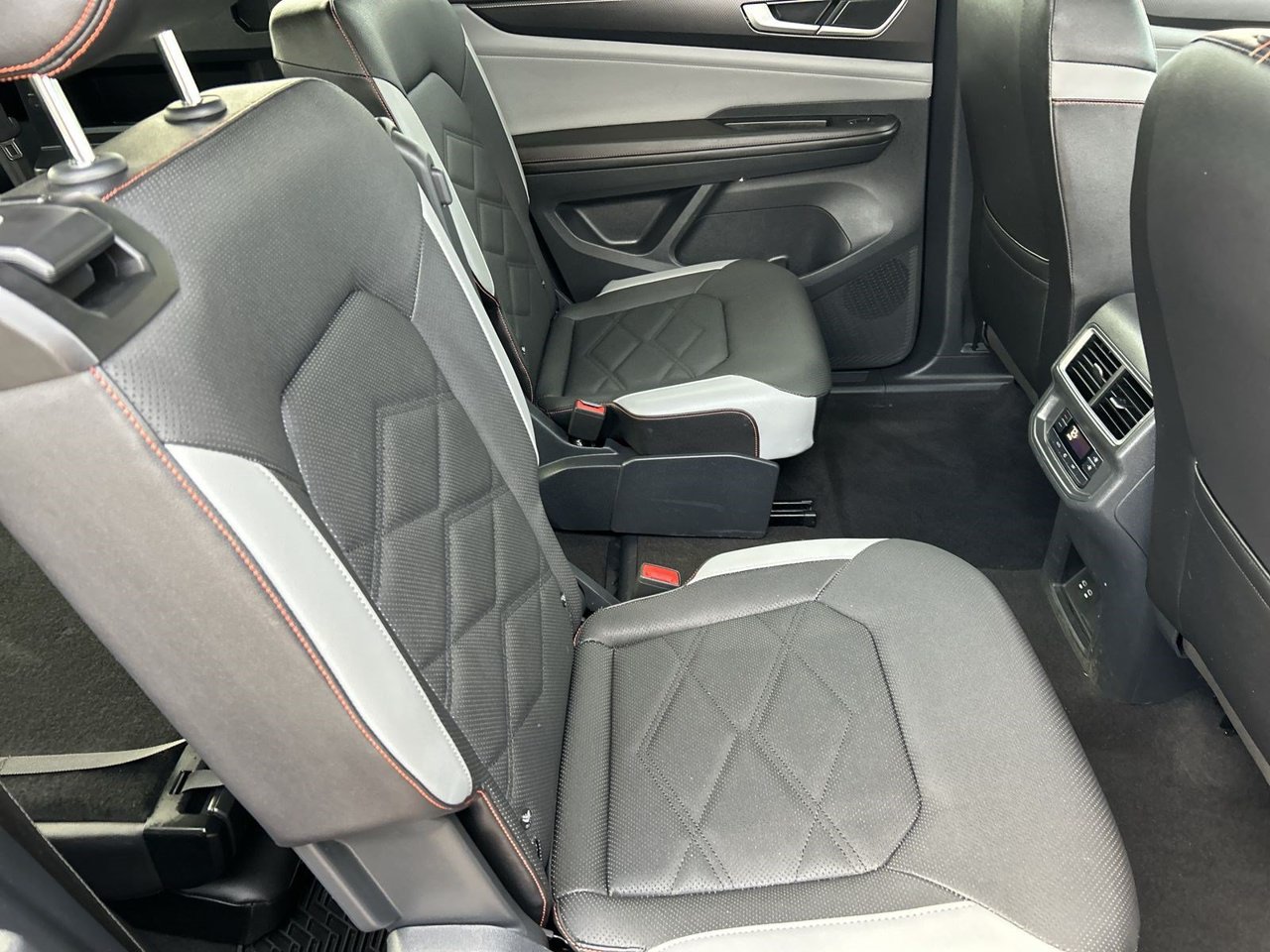 Used 2024 Volkswagen Atlas Peak Edition SEL AWD/4WD image 10