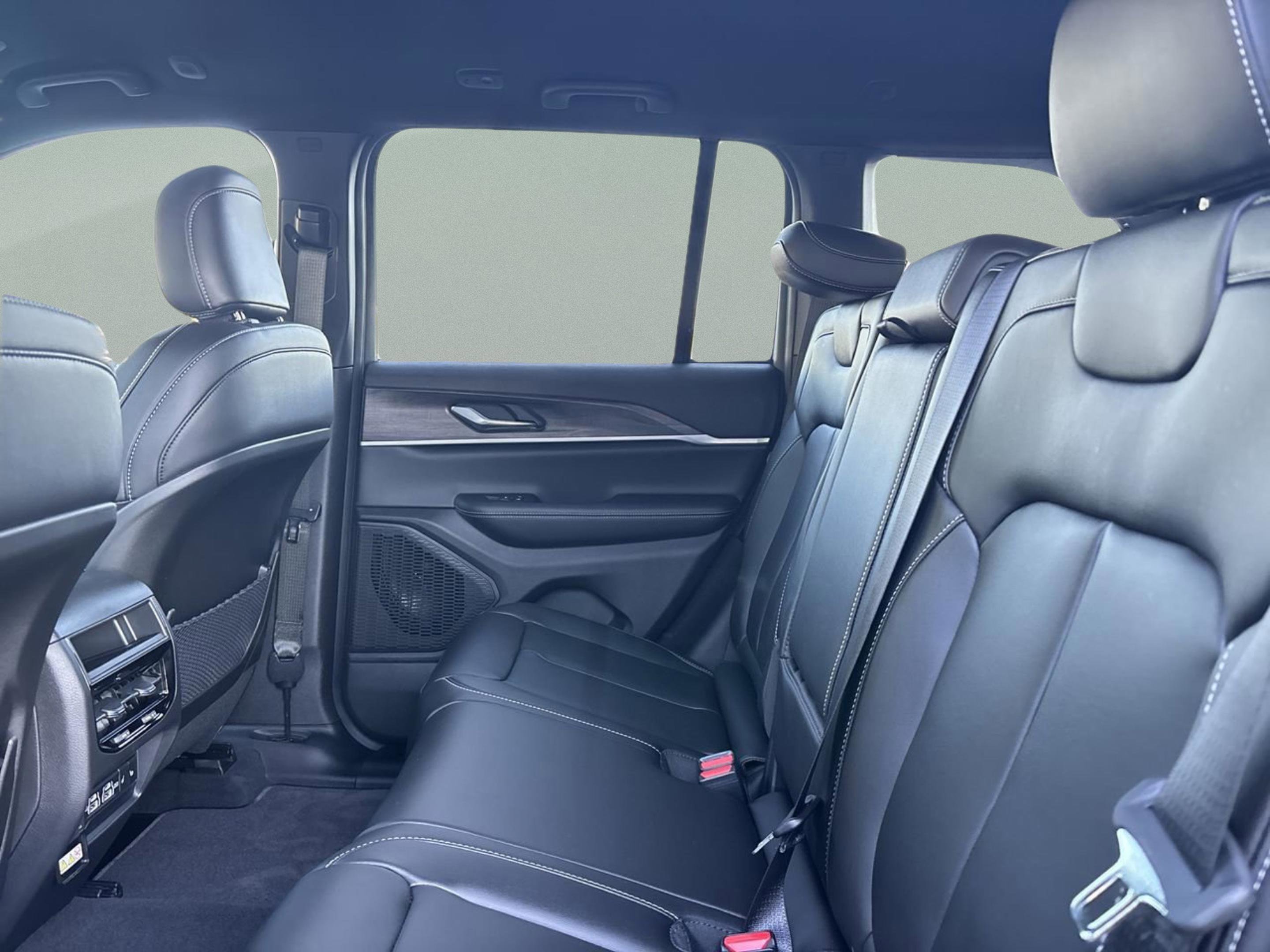 New 2025 Jeep Grand Cherokee Limited image 16