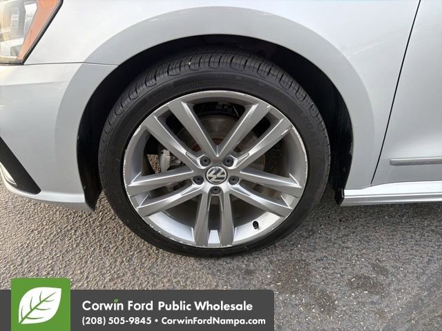 Used 2017 Volkswagen Passat 1.8T R-Line image 9