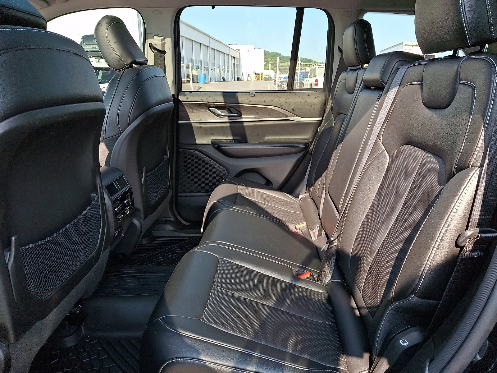 Used 2024 Jeep Grand Cherokee Limited w/ Luxury Tech Group II AWD/4WD image 10