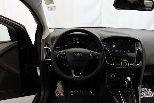 Used 2018 Ford Focus Titanium w/ Titanium Technology Package FWD image 23