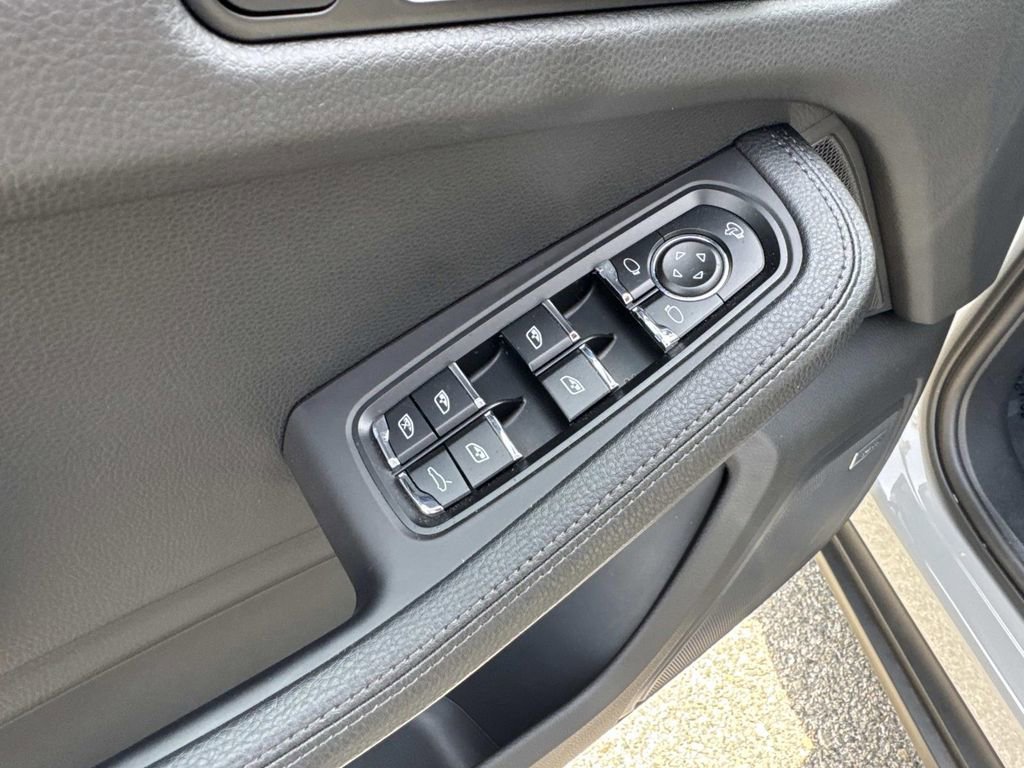 Used 2024 Porsche Macan image 17