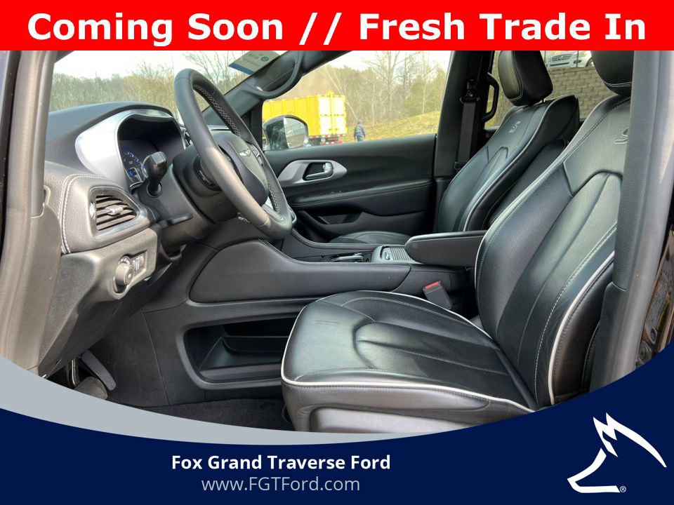 Used 2025 Chrysler Pacifica Limited FWD image 3