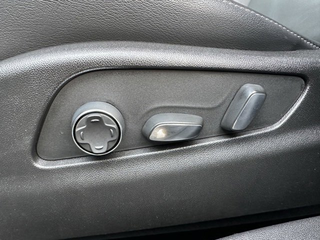 Used 2025 Cadillac XT4 Premium Luxury image 18