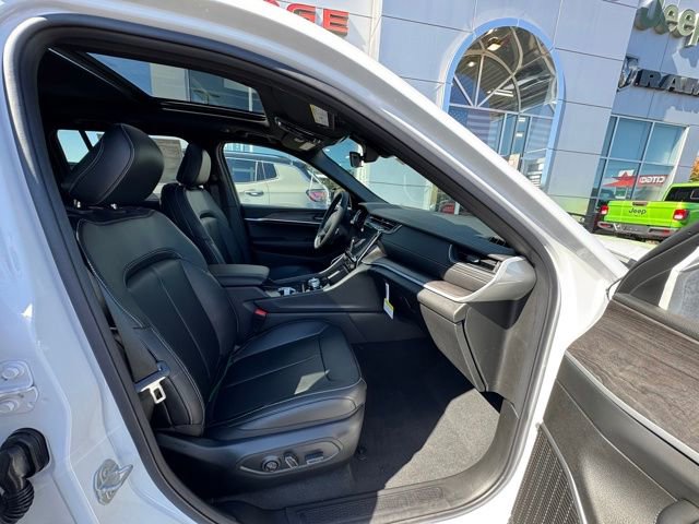 New 2025 Jeep Grand Cherokee Limited w/ Black Appearance Package image 14