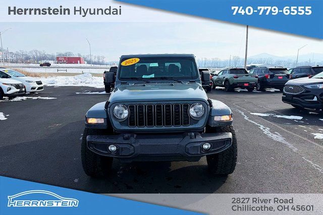 Used 2025 Jeep Gladiator Nighthawk image 2