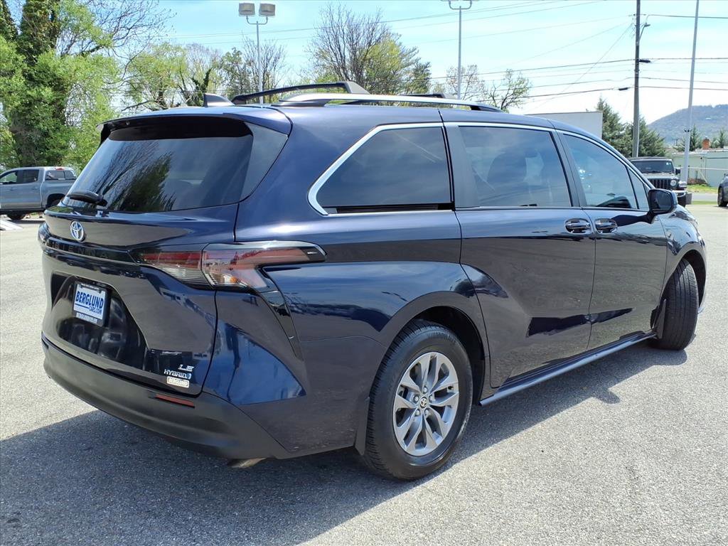 Used 2024 Toyota Sienna LE FWD image 4