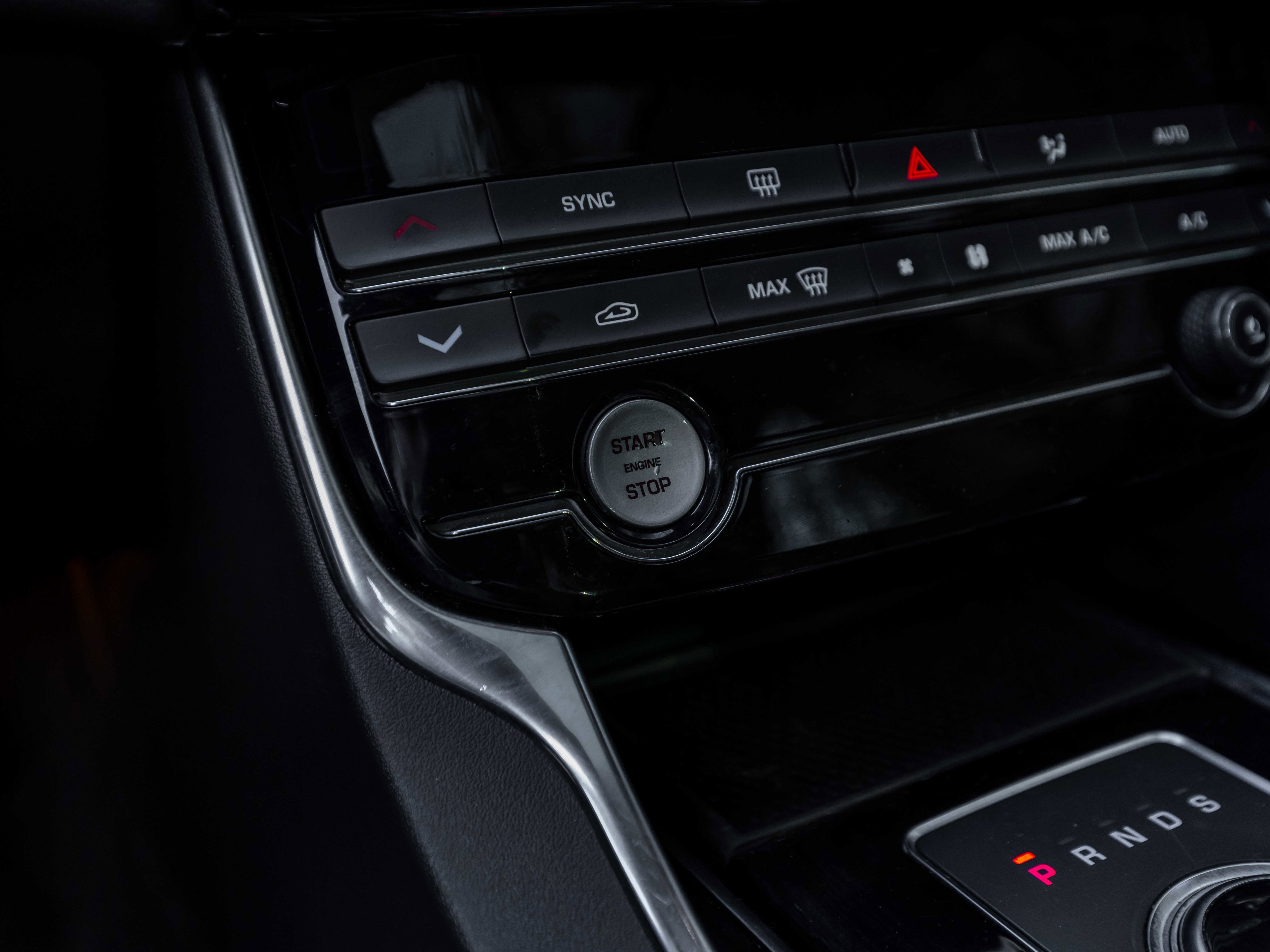 Used 2019 Jaguar XE Premium image 9