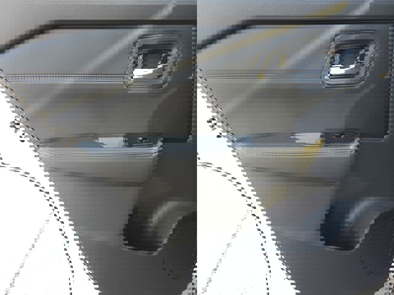 Used 2025 Nissan Rogue SV w/ SV Premium Package image 12