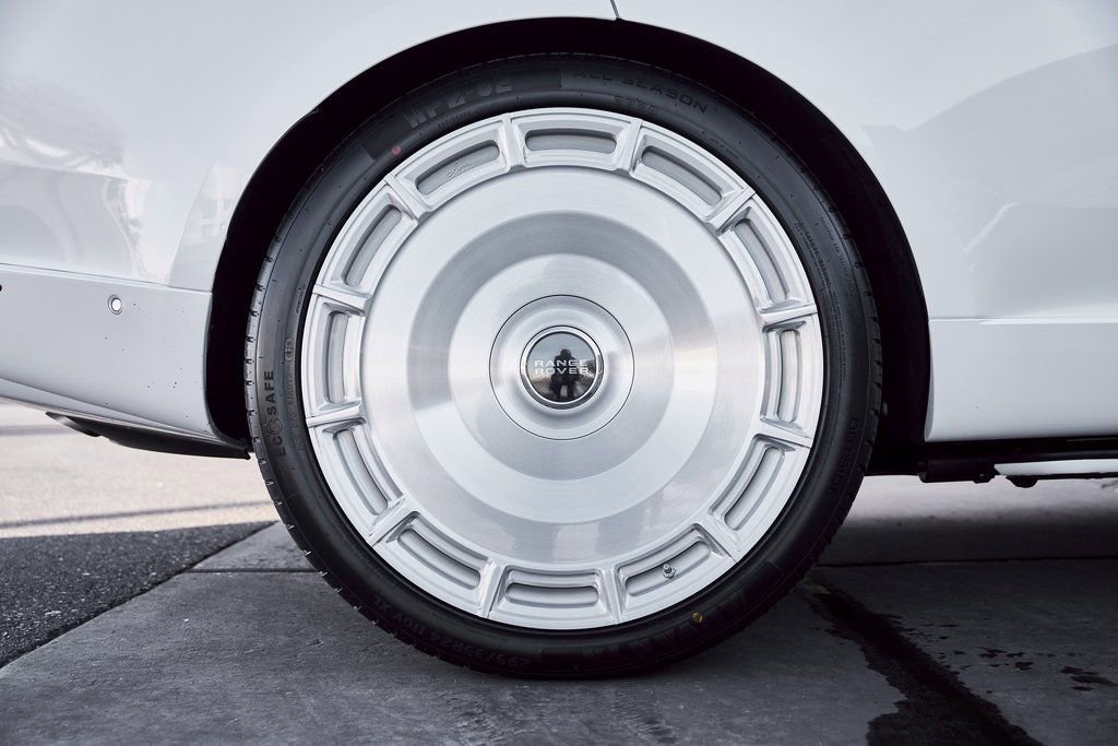 Used 2025 Land Rover Range Rover SE image 18
