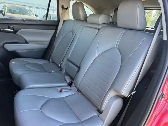Used 2022 Toyota Highlander XLE image 18