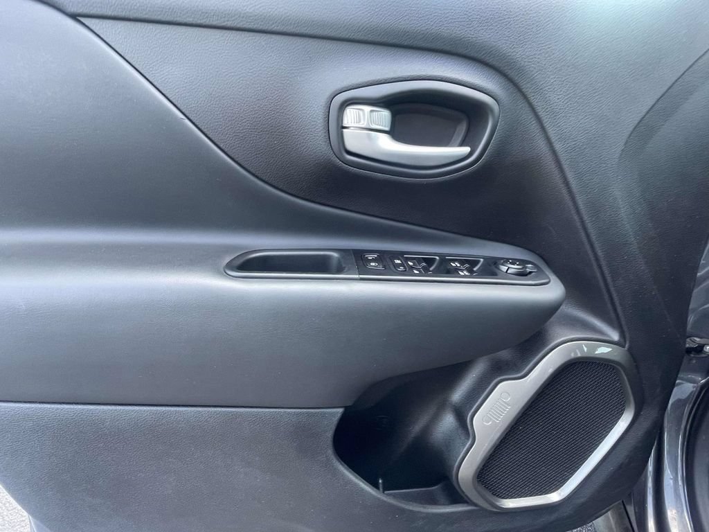 Used 2023 Jeep Renegade Latitude AWD/4WD image 17