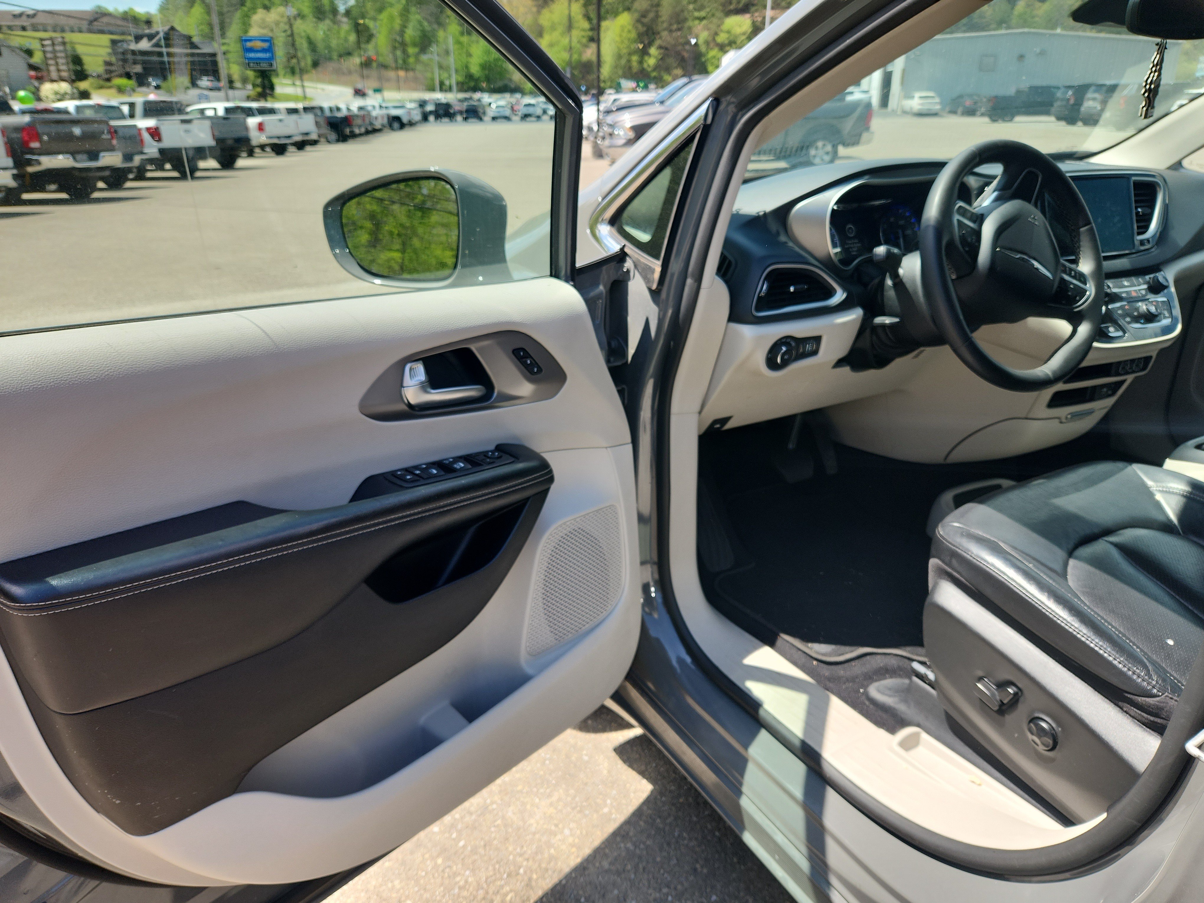 Used 2022 Chrysler Pacifica Touring-L FWD image 10