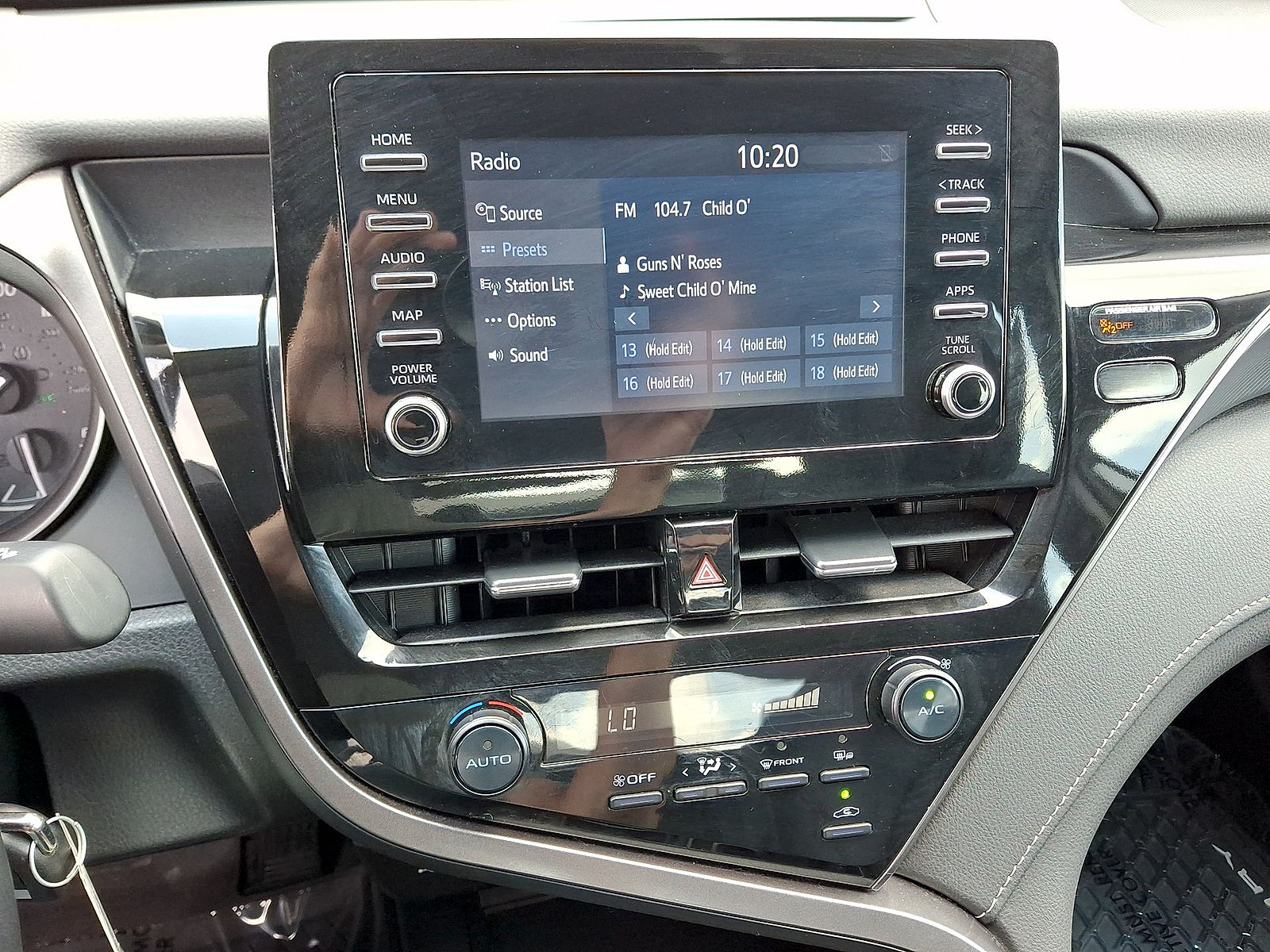 Used 2024 Toyota Camry SE FWD image 14