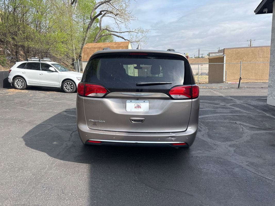 Used 2017 Chrysler Pacifica Touring-L image 9