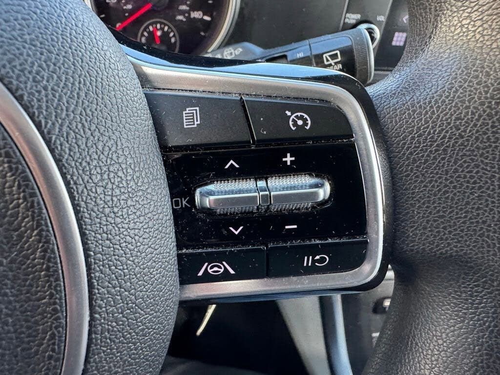 Used 2022 Kia Carnival LX FWD image 16