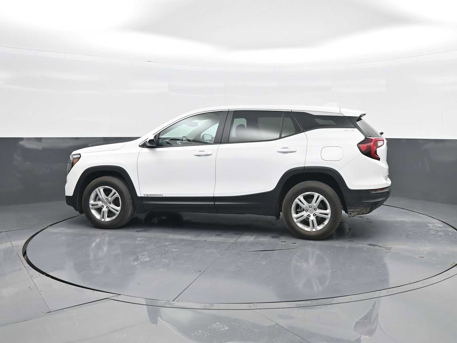 Used 2024 GMC Terrain SLE AWD/4WD image 5
