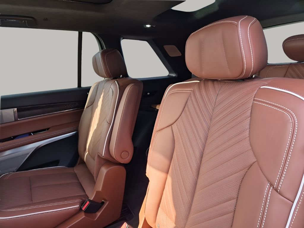 New 2026 Cadillac Vistiq Premium Luxury w/ LPO, Floor Liner Package AWD/4WD image 19