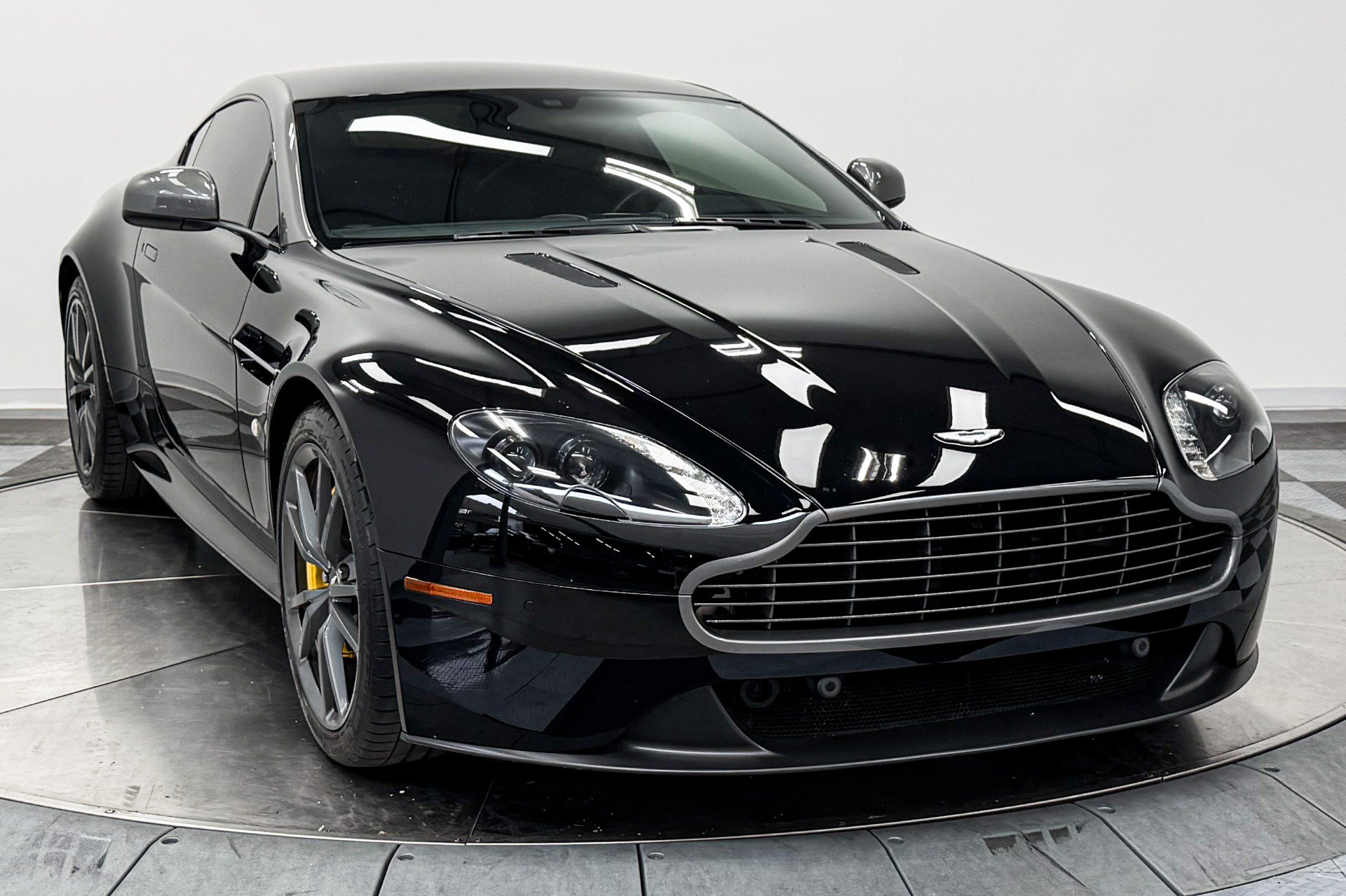 Used 2015 Aston Martin V8 Vantage GT RWD image 3
