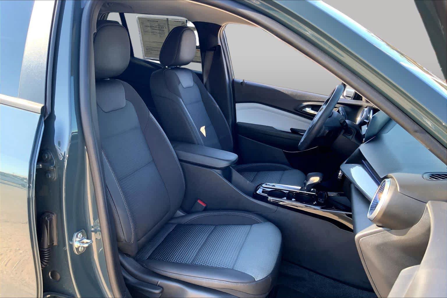 Used 2026 Chevrolet Trax LT w/ Sunroof Package FWD image 8