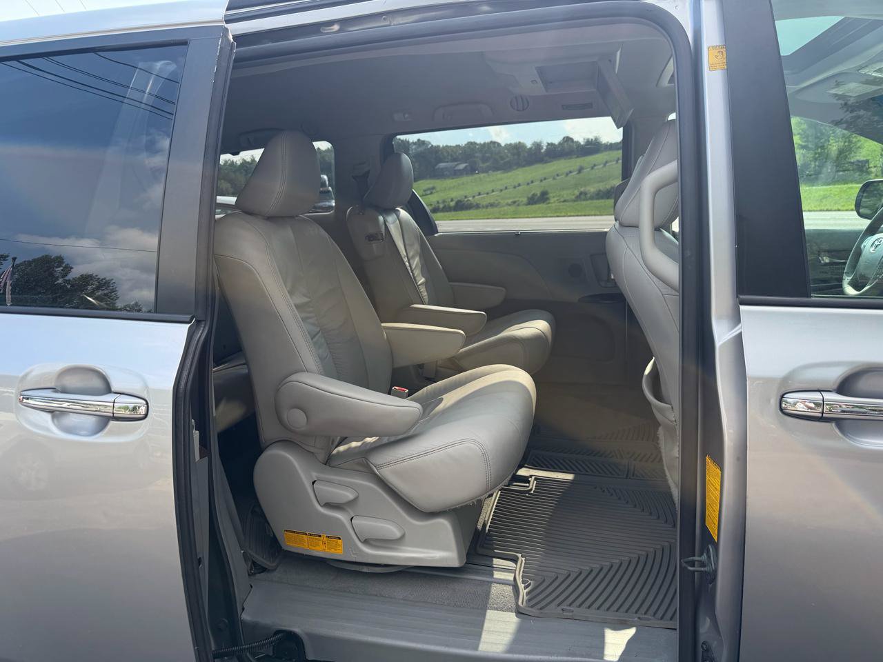 Used 2011 Toyota Sienna XLE w/ Premium Pkg FWD image 23